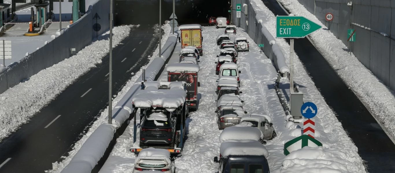 400 ευρώ το κεφάλι: Τόσο κοστολόγησαν τους Έλληνες που κινδύνευσαν στην Αττική Οδό